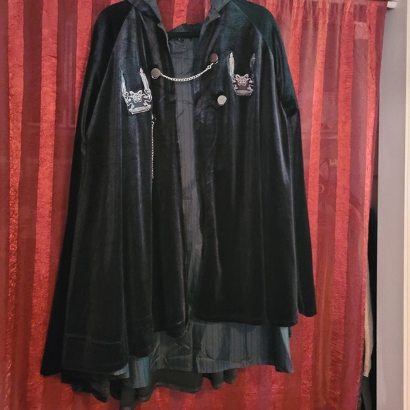 Disney Haunted Manson Black Hooded Cape with Silver Accents - Picture 1 of 6